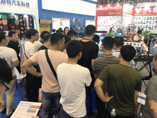 鄭州展會開展次日,飛斯特展位人流涌動,熱鬧非凡