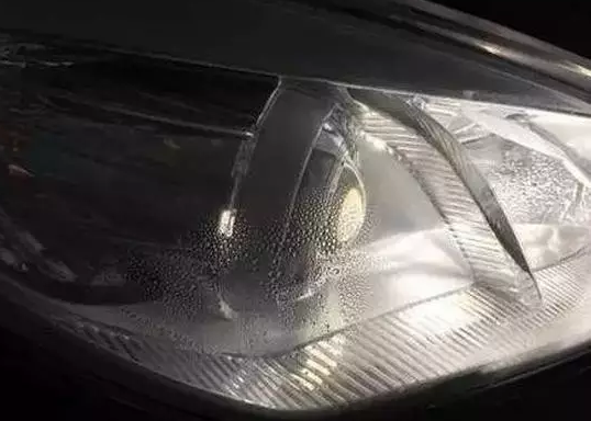 汽車大燈起霧